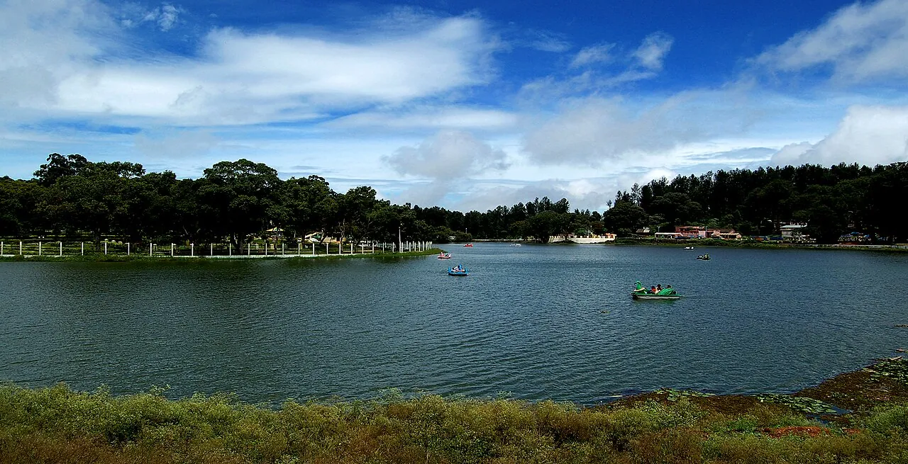 Yercaud Lake surrounded by trees, photographed in 2007